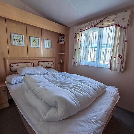 8 Berth Caravan With Decking To Hire At Naze Marine In Essex Ref 17045Nm 内兹岬附近沃尔顿 外观 照片