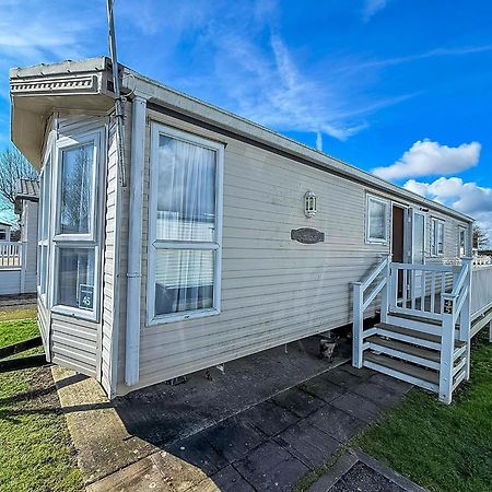 8 Berth Caravan With Decking To Hire At Naze Marine In Essex Ref 17045Nm 内兹岬附近沃尔顿 外观 照片