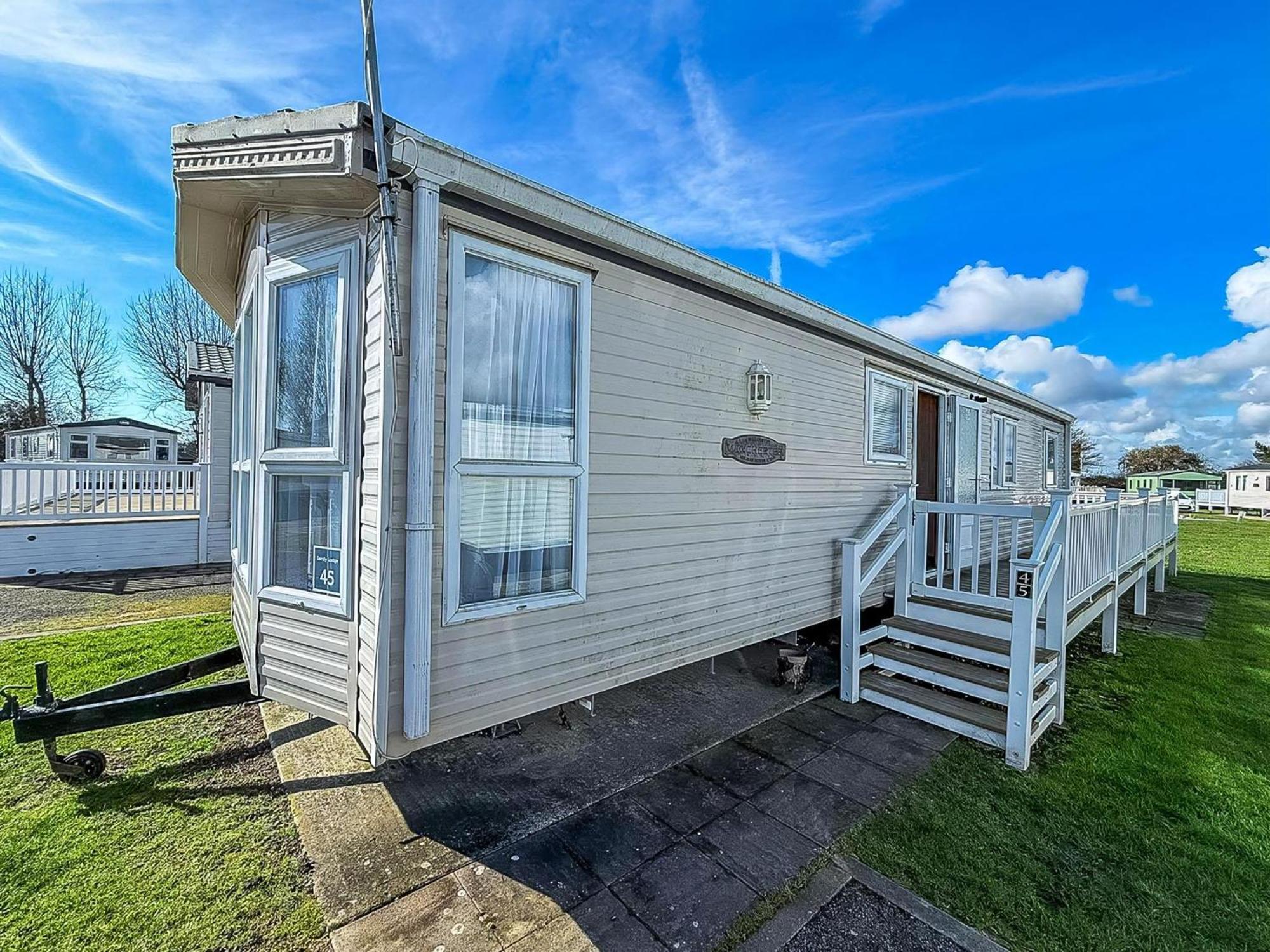 8 Berth Caravan With Decking To Hire At Naze Marine In Essex Ref 17045Nm 内兹岬附近沃尔顿 外观 照片