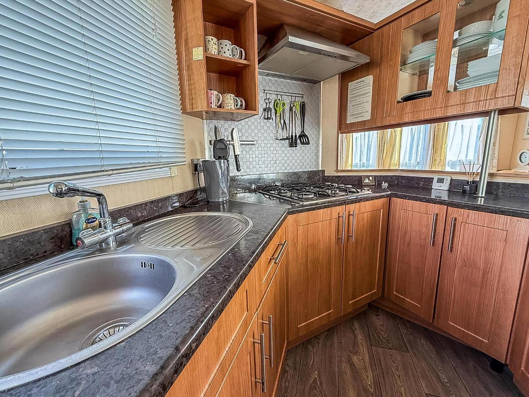 8 Berth Caravan With Decking To Hire At Naze Marine In Essex Ref 17045Nm 内兹岬附近沃尔顿 外观 照片