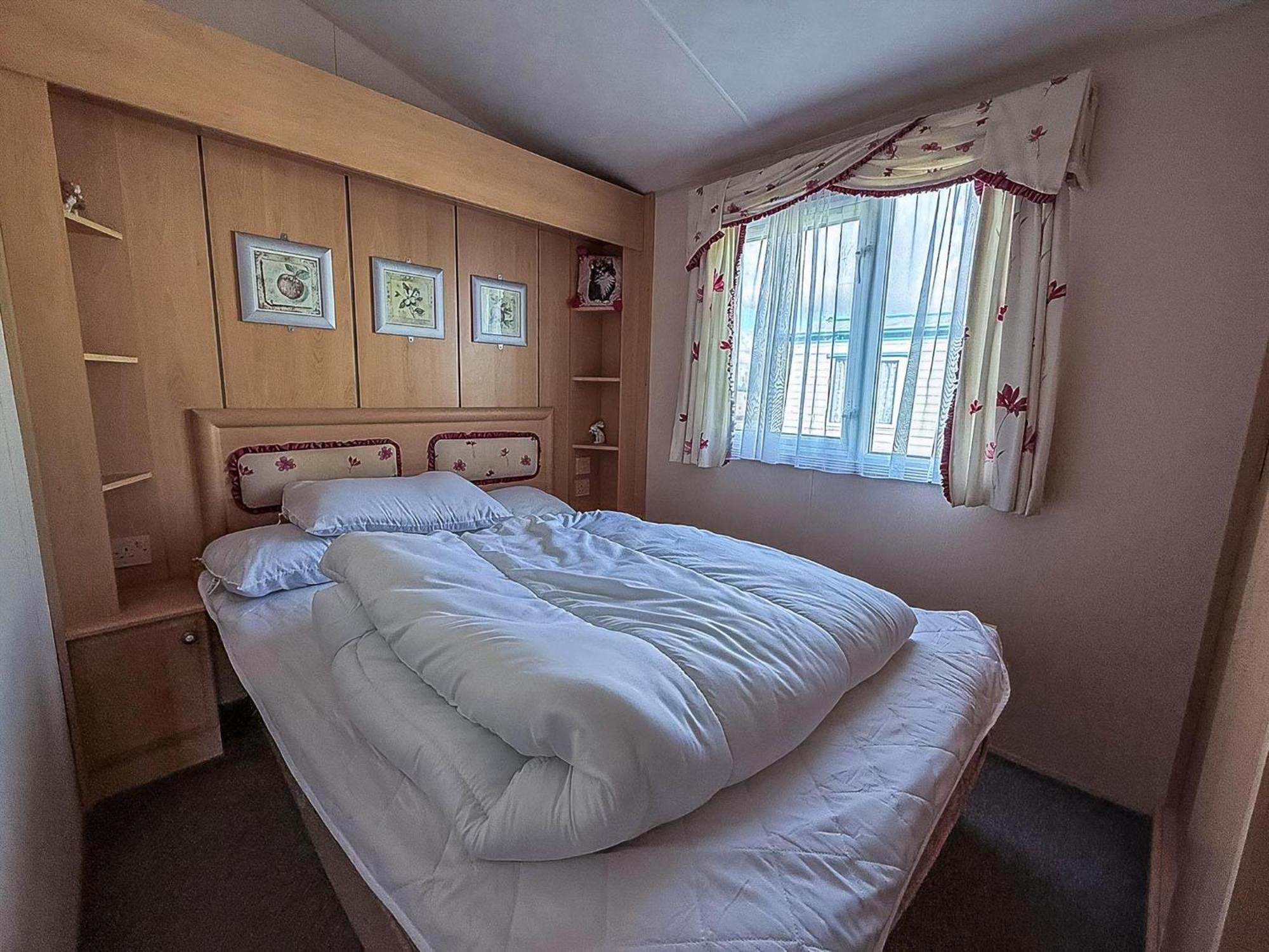 8 Berth Caravan With Decking To Hire At Naze Marine In Essex Ref 17045Nm 内兹岬附近沃尔顿 外观 照片