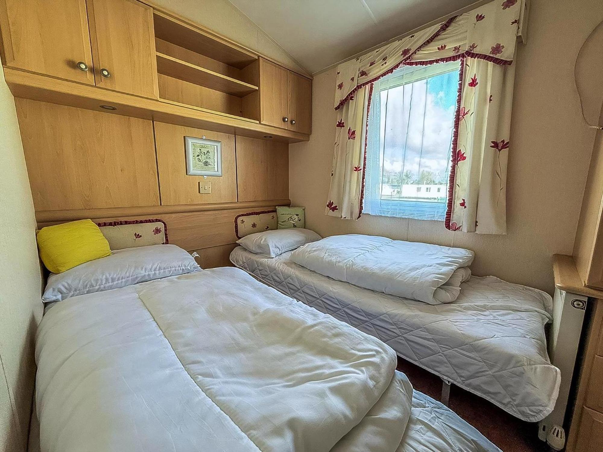 8 Berth Caravan With Decking To Hire At Naze Marine In Essex Ref 17045Nm 内兹岬附近沃尔顿 外观 照片