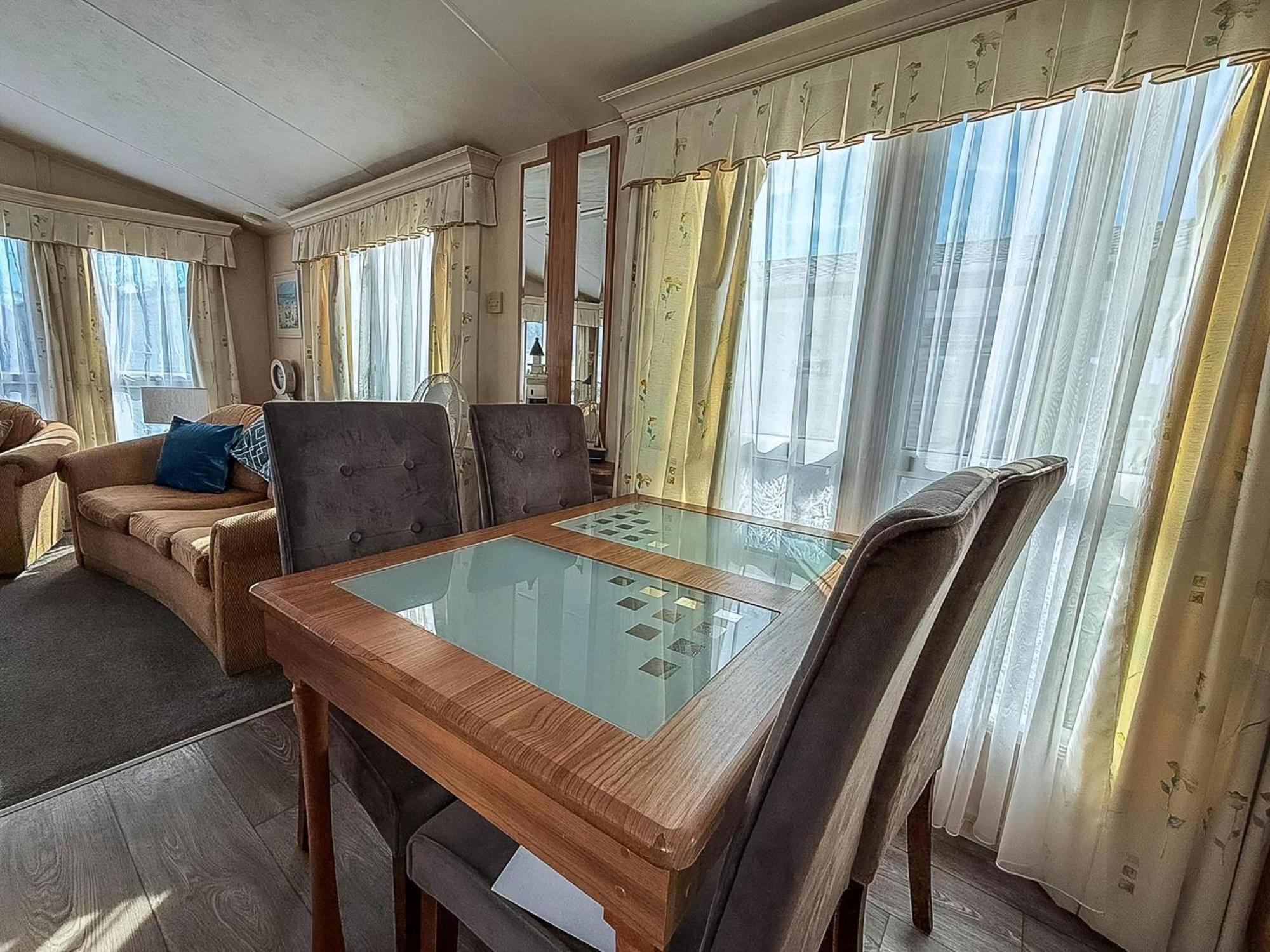 8 Berth Caravan With Decking To Hire At Naze Marine In Essex Ref 17045Nm 内兹岬附近沃尔顿 外观 照片