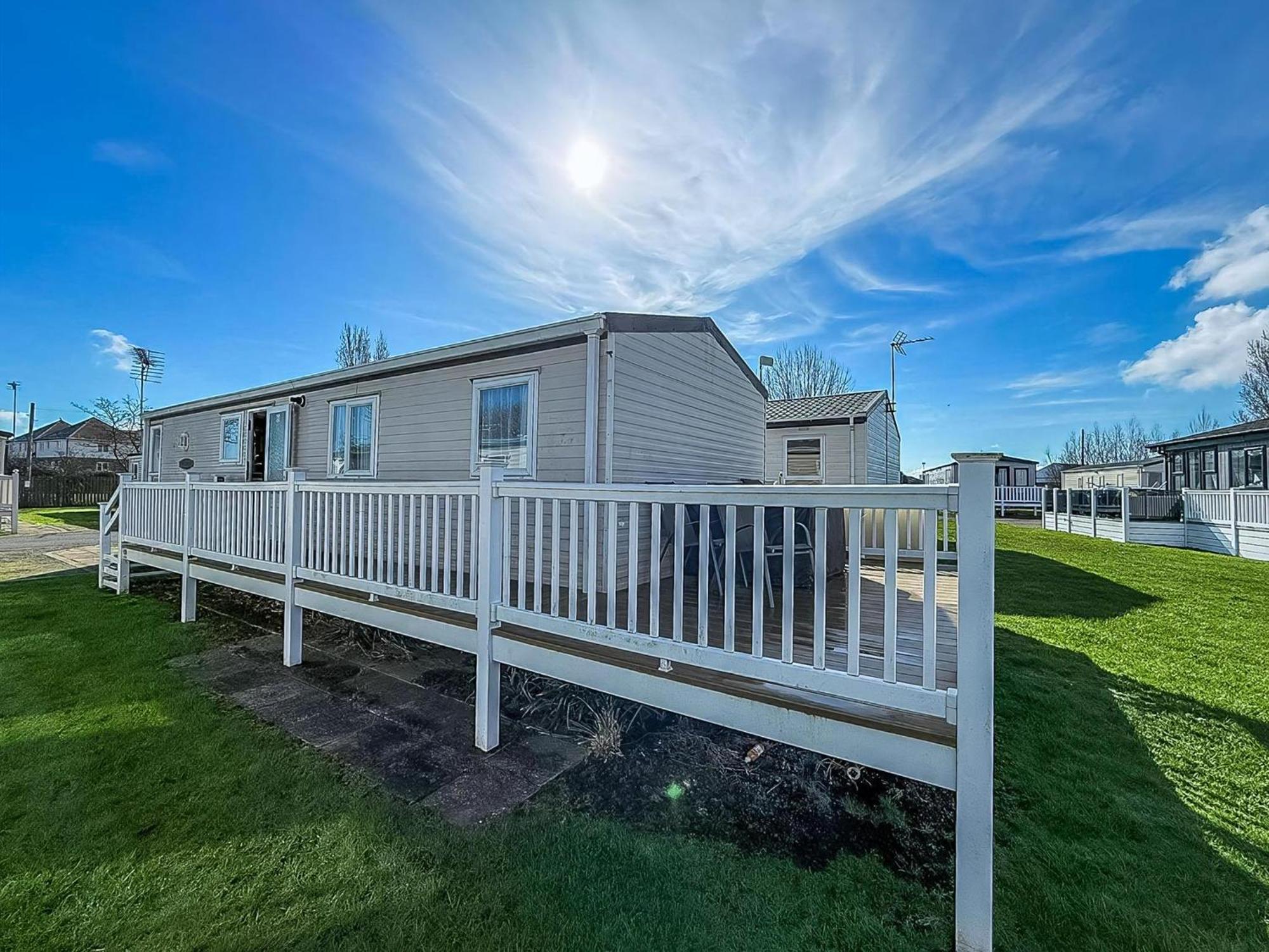 8 Berth Caravan With Decking To Hire At Naze Marine In Essex Ref 17045Nm 内兹岬附近沃尔顿 外观 照片