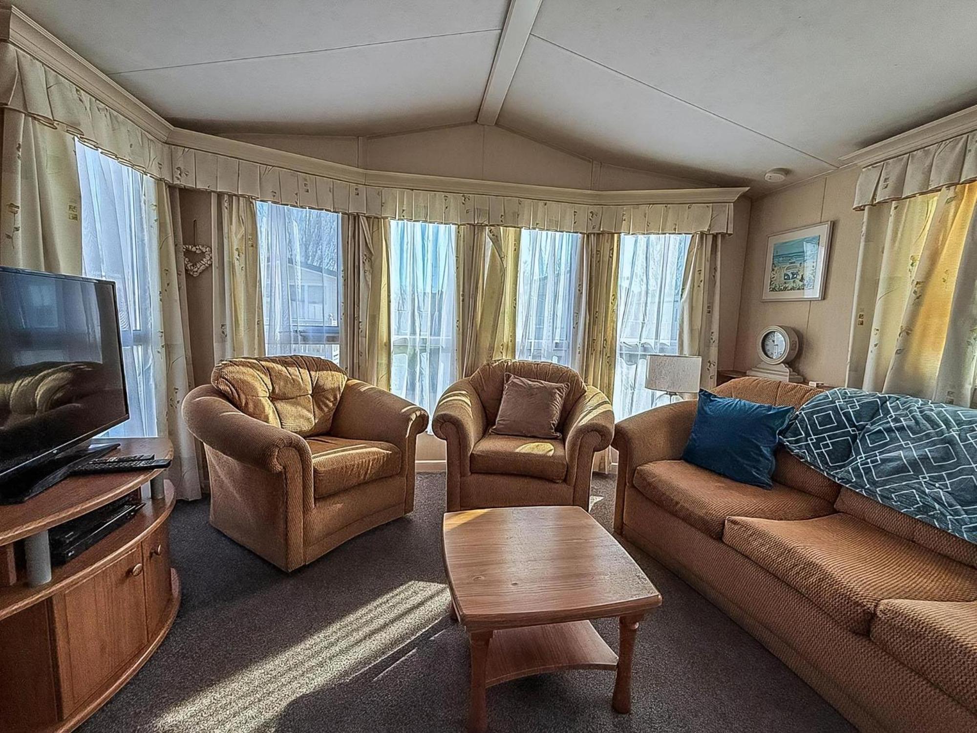 8 Berth Caravan With Decking To Hire At Naze Marine In Essex Ref 17045Nm 内兹岬附近沃尔顿 外观 照片