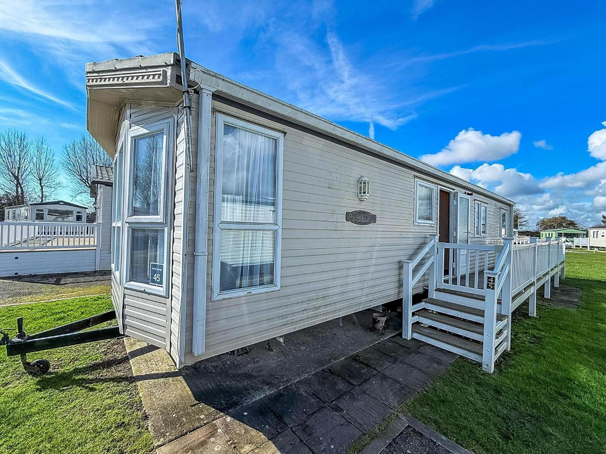 8 Berth Caravan With Decking To Hire At Naze Marine In Essex Ref 17045Nm 内兹岬附近沃尔顿 外观 照片